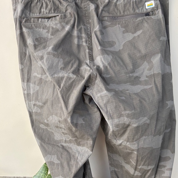Vuori Men's Gray Camouflage Cargo Pants - Picture 5 of 5